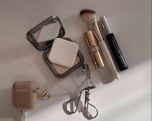Как сделать стойкий макияж: техника, о которой вы не догадывались