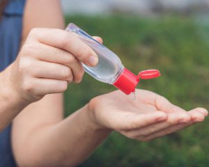 Що робити з дезінфектором для рук із закінченим терміном придатності: корисні ідеї