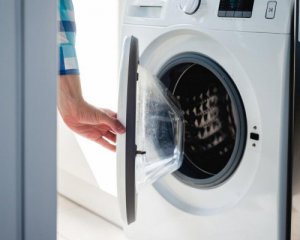 Що станеться з одягом, якщо вчасно не вийняти з пральної машинки