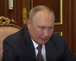 Пожимал плечами и нервничал: как Путин отреагировал на возвращение командиров Азовстали