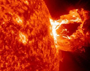 Вперше в історії: масивне виверження на Сонці вдарилося об Землю, Місяць і Марс