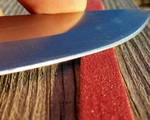 Як швидко й легко нагострити ножі підручними засобами: чотири способи