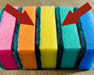 Справа не у привабливості: пояснюємо, чому губки для миття посуду різного кольору