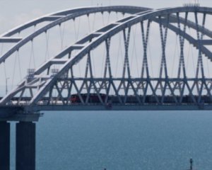 В Криму вибухи. Росіяни знову перекрили міст