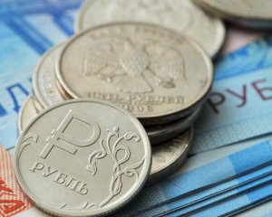 Курс рубля опустився до 100 за долар