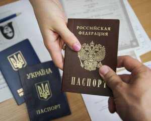 Оккупанты шантажом заставляют старшеклассников получать паспорта РФ