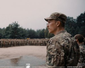 "Азов" показав, як проходять тактичні навчання. Разом з бійцями є "Редіс"