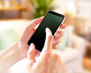 Що робити, якщо смартфон "намертво" завис: врятують кілька способів