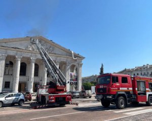 Момент влучання російської ракети по драмтеатру в центрі Чернігова потрапив на відео камер спостережень