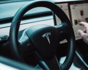 Співробітники Tesla викрадали та зливали особисту інформацію клієнтів