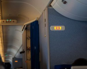 Що відбувається, коли спускають воду в туалеті літака: пілот розвінчав поширений міф