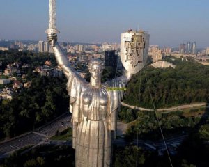 Как украинцы восприняли замену советского герба на украинский тризуб на монументе &quot;Родина-мать&quot;: опрос