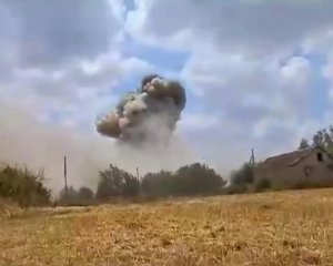 В оккупированном Токмаке Запорожской области раздался мощный взрыв на базе оккупантов: видео