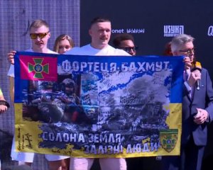 Бой Усик – Дюбуа: Украинский чемпион вышел на церемонию взвешивания с флагом &quot;Фортеця Бахмут&quot;