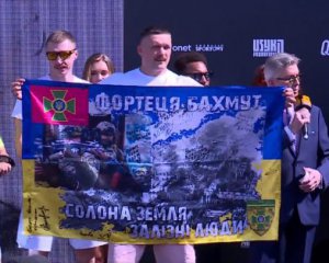 Бой Усик – Дюбуа: Украинский чемпион вышел на церемонию взвешивания с флагом "Фортеця Бахмут"