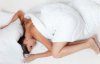 Які пози для сну найкращі, щоб не хропіти і попередити появу зморшок