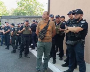 Під суд прийшли колеги поліцейського, який смертельно поранив водія у Дніпрі
