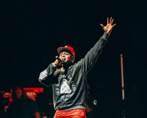 50 Cent на концерті розбив фанатці голову: відео