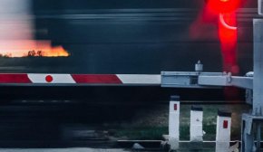 Движение авто через железнодорожный переезд: что нужно знать