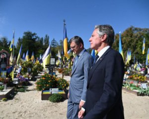 Блінкен у Києві вшанував загиблих військових