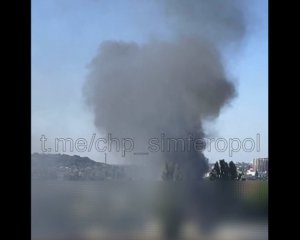 У Сімферополі горить військова частина, місцеві повідомили про вибухи