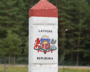 Латвія перестала впускати в країну автомобілі з російською реєстрацією