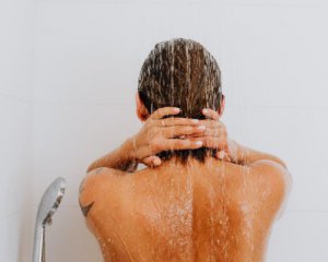 Вранці чи ввечері: коли найкраще приймати душ