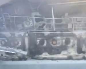Погнутий і в чорній сажі: російський десантний корабель &quot;Мінськ&quot; після удару зняли на відео