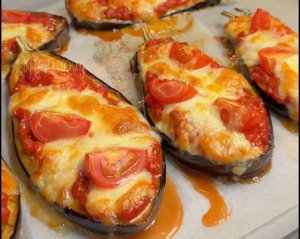 Ідеальні для вечері: ароматні "човники" з баклажанів фарширують томатами та моцарелою