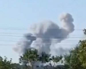 ВСУ ударили по штабу россиян: видео взрывов и густого дыма
