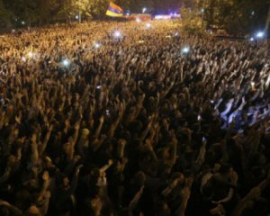 В Ереване массовые протесты: люди штурмуют здание правительства