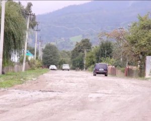 На Закарпатье жители перекрыли дорогу с требованием провести ее ремонт