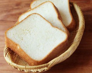 З якими продуктами не можна їсти хліб і чому. Цей список вас здивує