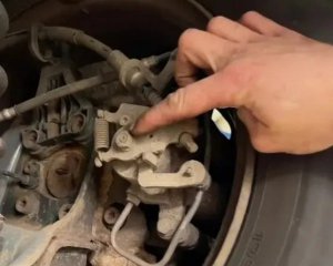 Досвідчений механік вказав на найбільш поширену причину відмови ручного гальма