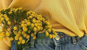 Станет причиной бед и неудач: что нельзя носить в карманах