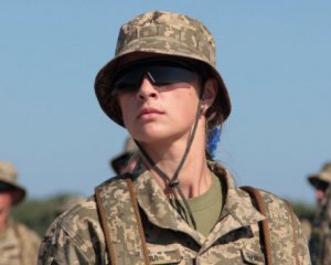 В украинской армии стало больше женщин. Могут быть и водителями, и снайперами