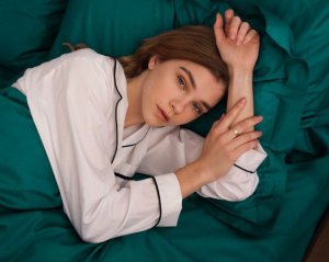 Чи можна спати на двох подушках: що кажуть лікарі і чи вірити прикметам