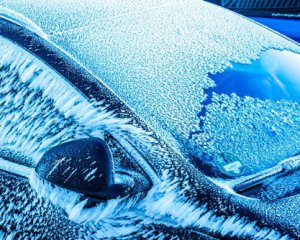 Як швидко та безпечно почистити лобове скло автомобіля взимку: поради експерта