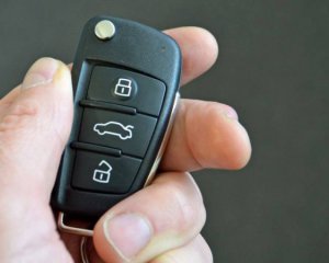 Зачем опытные водители заворачивают ключи от автомобиля в фольгу: вы удивитесь