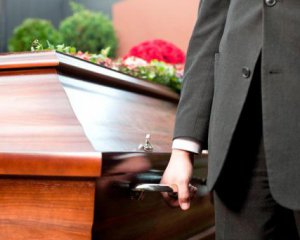 Кто должен нести гроб с усопшим, а кому категорически запрещено: приметы