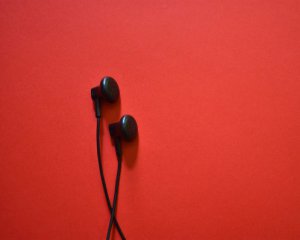 Де небезпечно ходити в навушниках