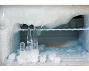 Лед отпадет через несколько минут: лайфхак, который поможет быстро разморозить холодильник