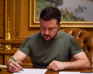 Зеленский подписал закон о политически значимых лицах и членах их семей