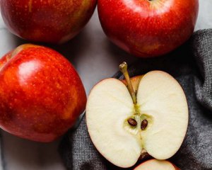 Назвали сім хвороб, при яких шкідливо їсти яблука
