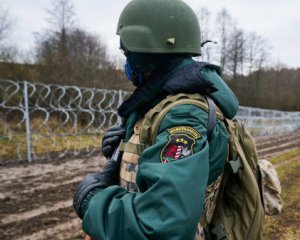 До білоруського кордону з Латвією зносять людей без ознак життя