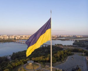 У Києві буревій пошкодив найбільший прапор України: його змінять на новий