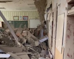 Россияне сбросили авиабомбу на школу и обстреляли жилой квартал - видео последствий