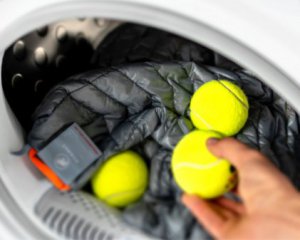 Не зіб&#039;ється і збереже тепло: два правила, як випрати пуховик у пральній машинці