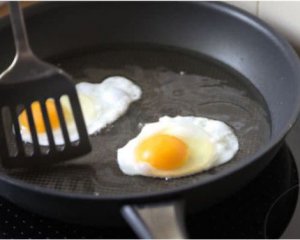 Яєшня вийде ідеальною, якщо в сковорідку налити не лише олію