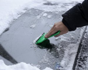 Як видалити лід зі скла автомобіля за допомогою пляшки: цікавий лайфхак